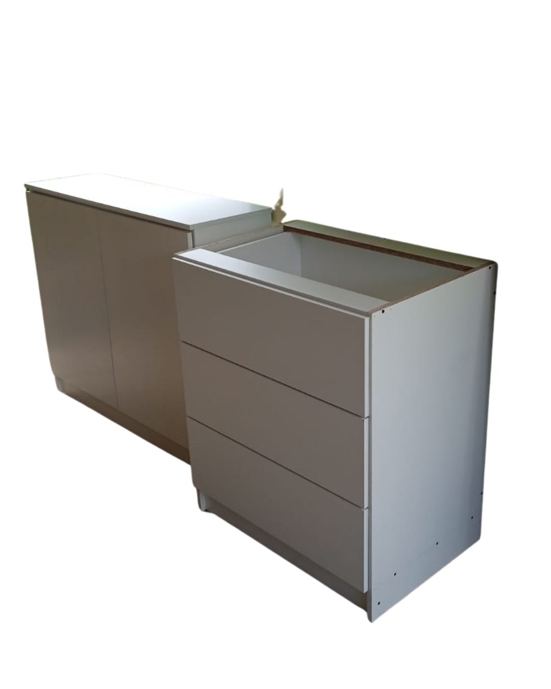 Mueble color blanco 3 cajones y de 2 puertas
